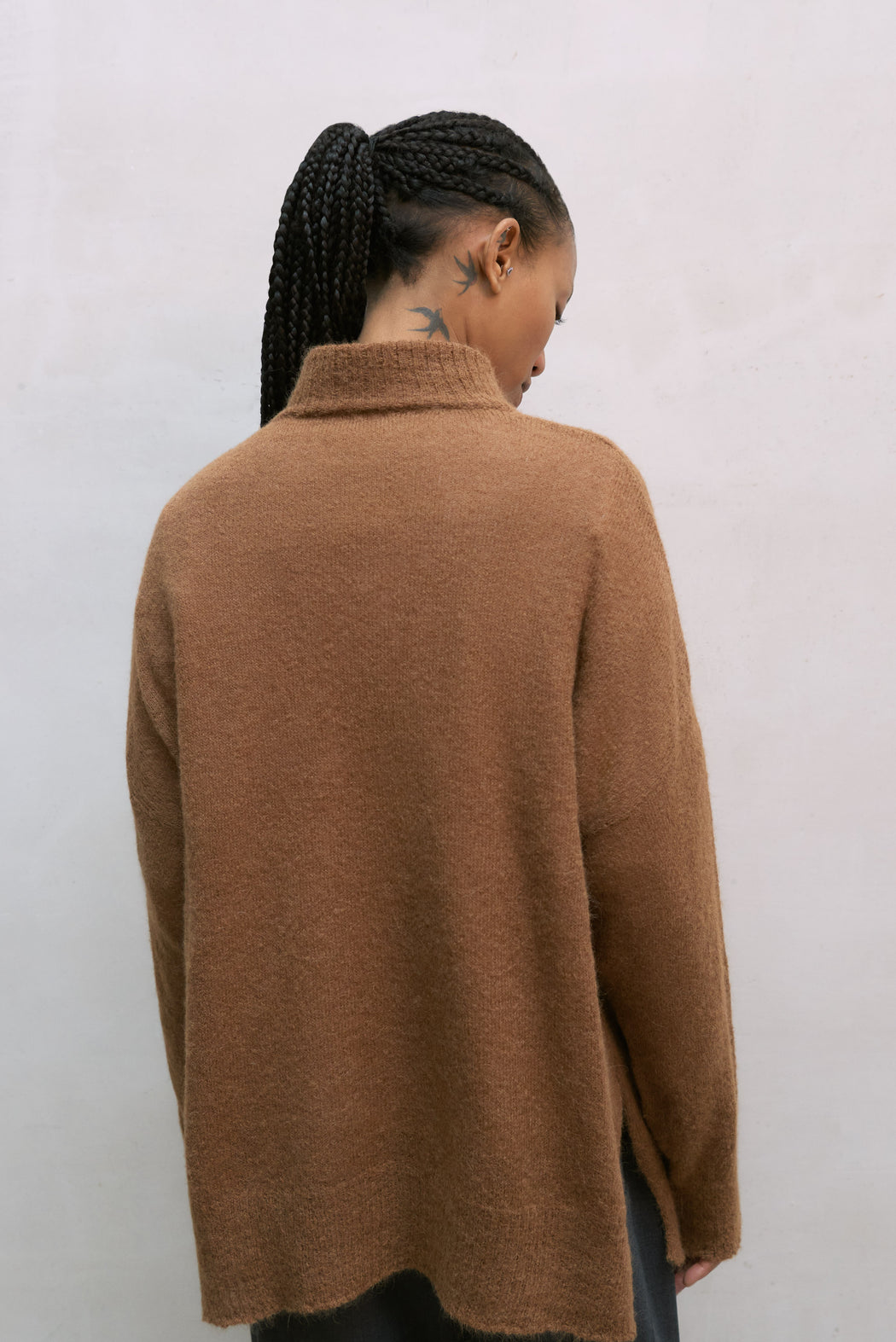 SURI TURTLENECK SWEATER | CAMEL