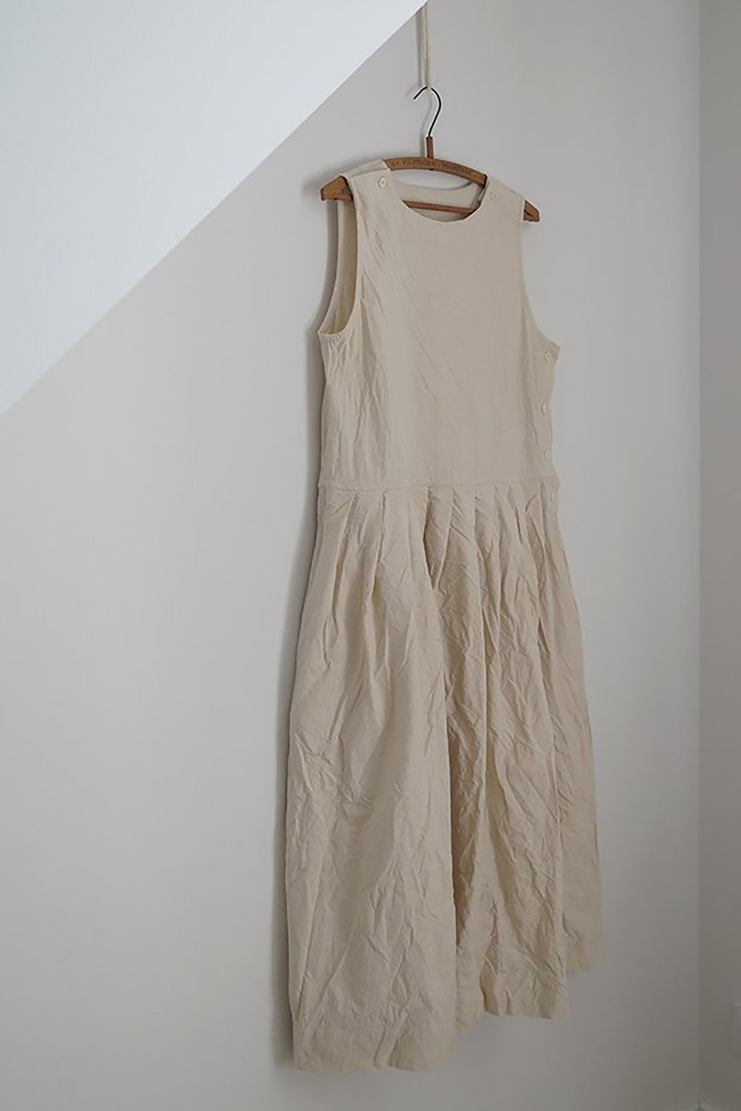 LIGHT CANVAS LOOSE SLEEVELESS DRESS