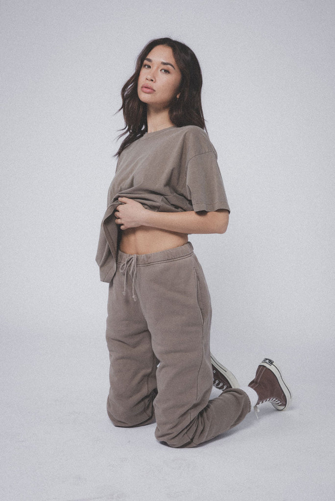 TWNのCopper Pigment Wide Sweatpants 全3色 Women's Organic Cotton Relaxed Icon Print Sweatpants, Brown
