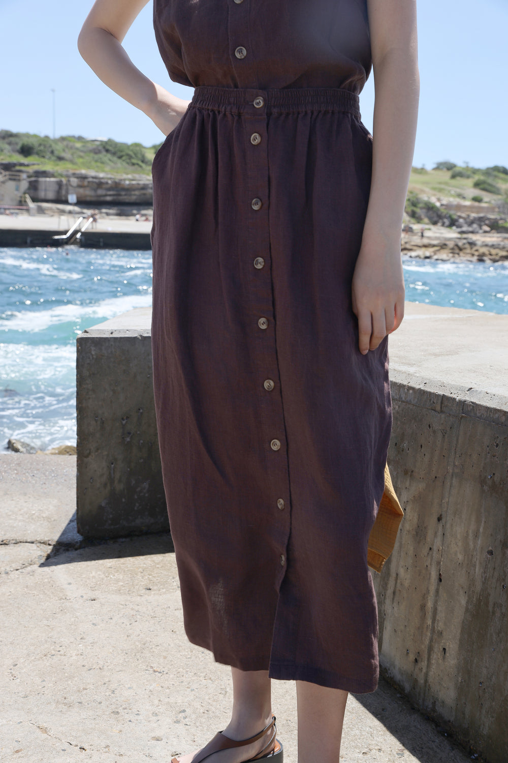 BASIC BUTTON FRONT SKIRT | CHOCOLATE
