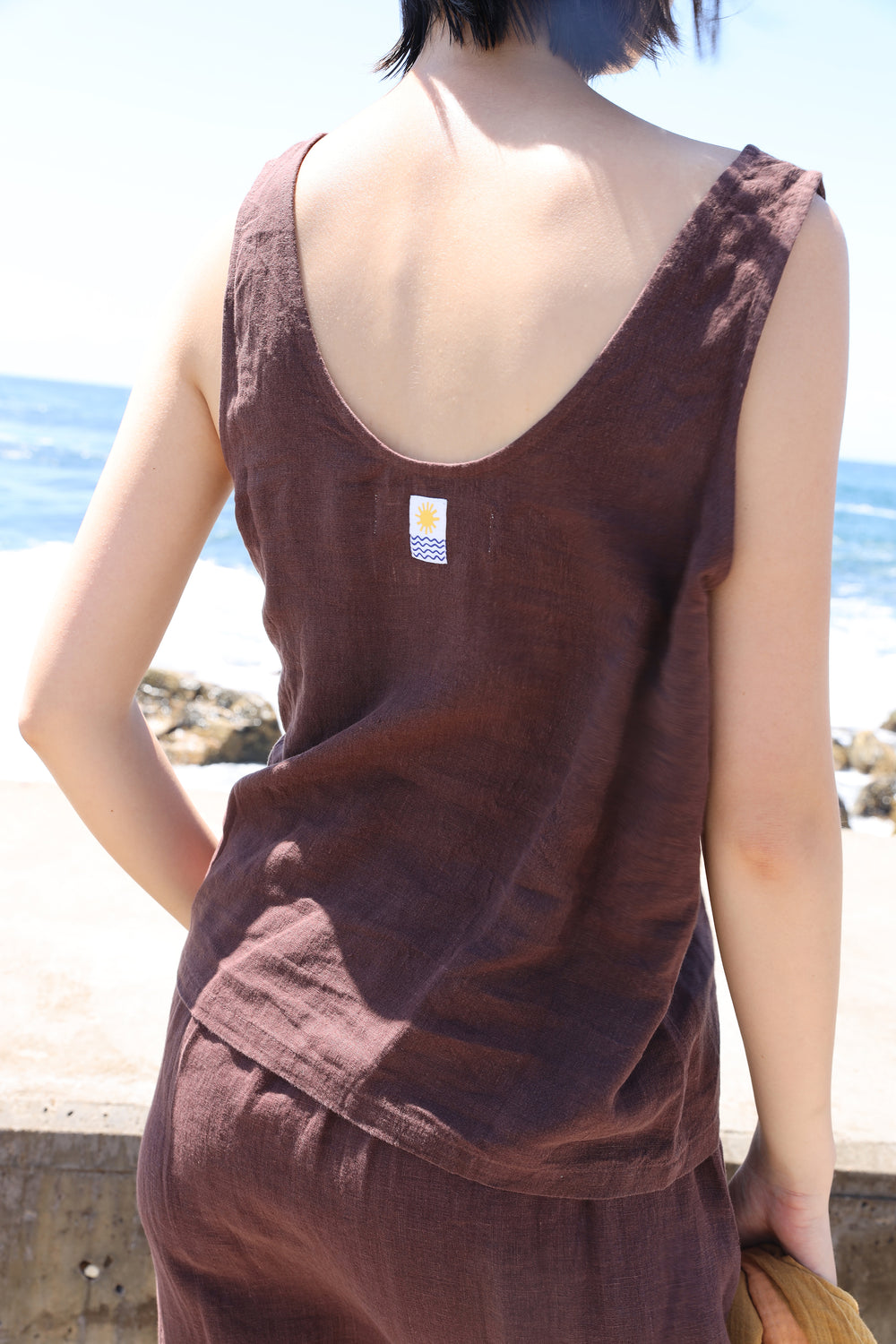 BASIC BUTTON FRONT TANK | CHOCOLATE