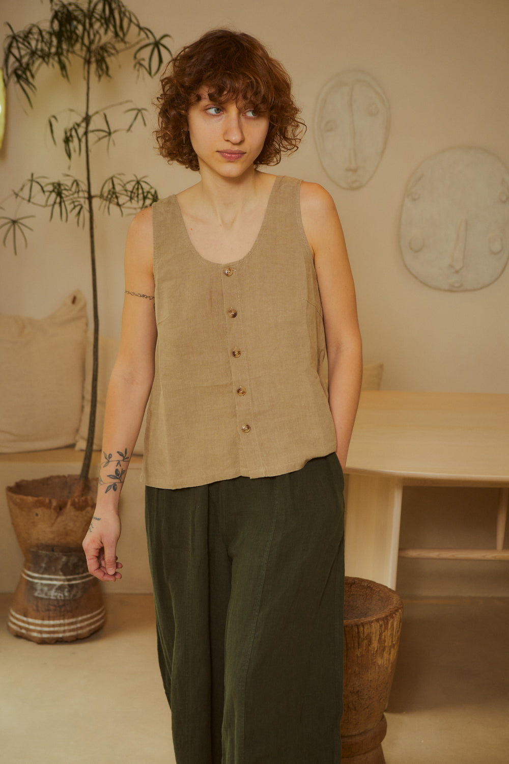 BASIC BUTTON FRONT TANK | STONE