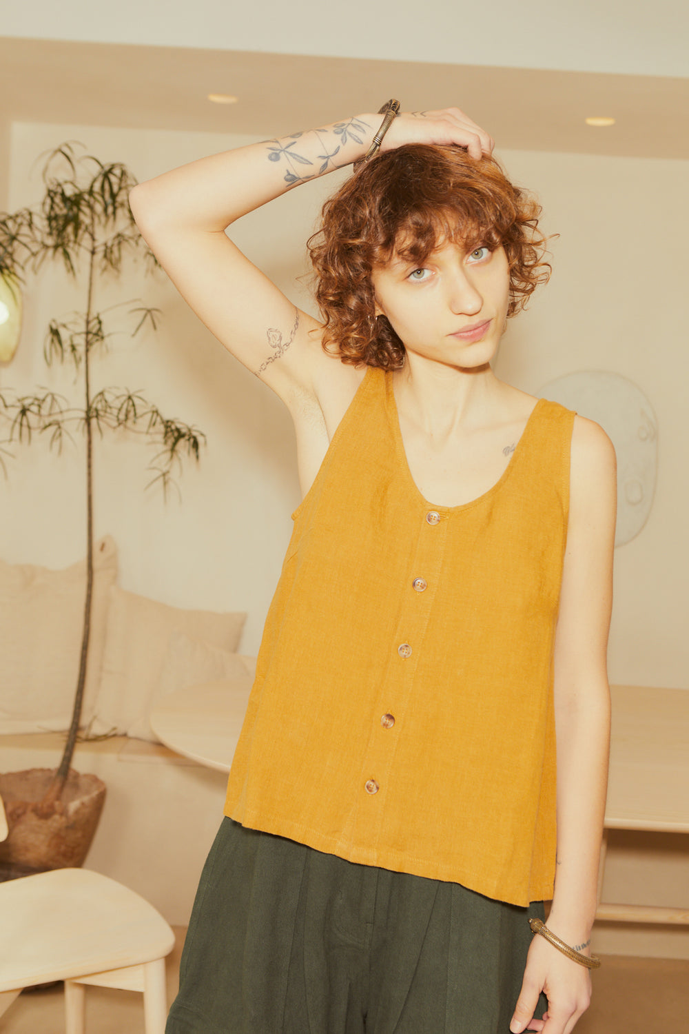 BASIC BUTTON FRONT TANK | TURMERIC