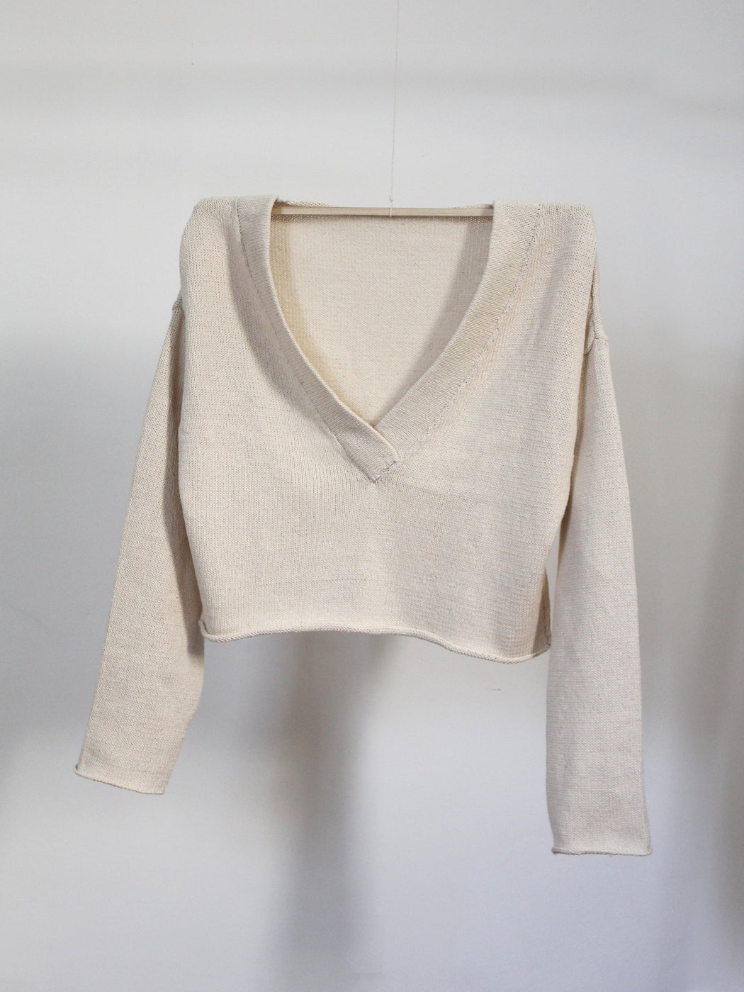 V-NECK CROP SWEATER | ECRU