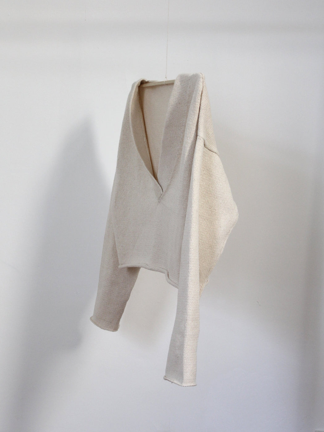 V-NECK CROP SWEATER | ECRU