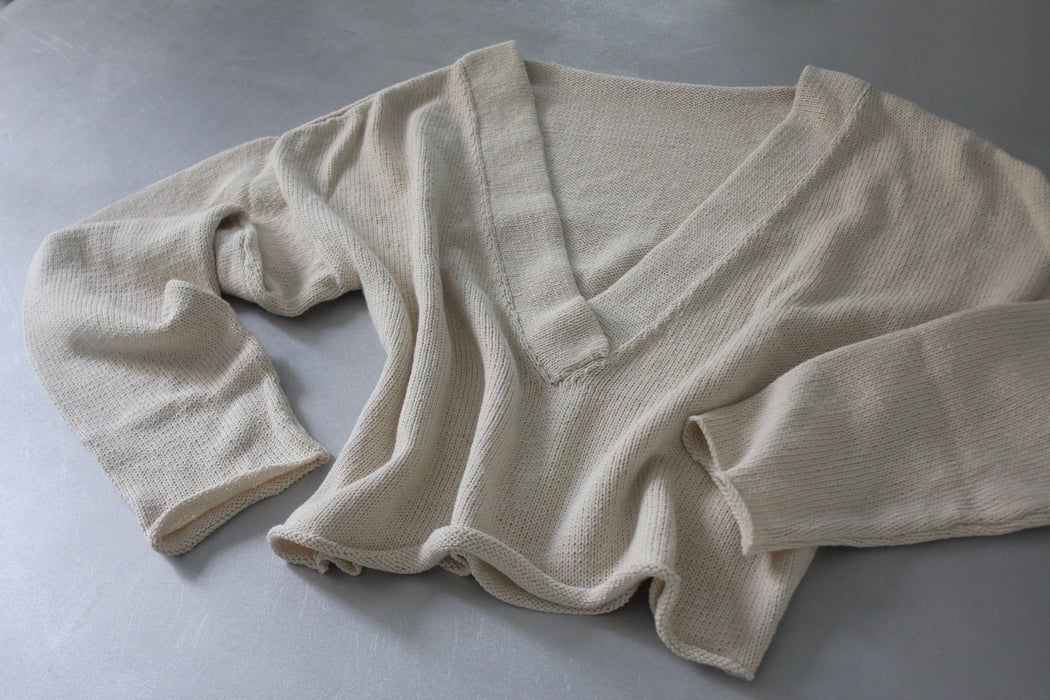 V-NECK CROP SWEATER | ECRU